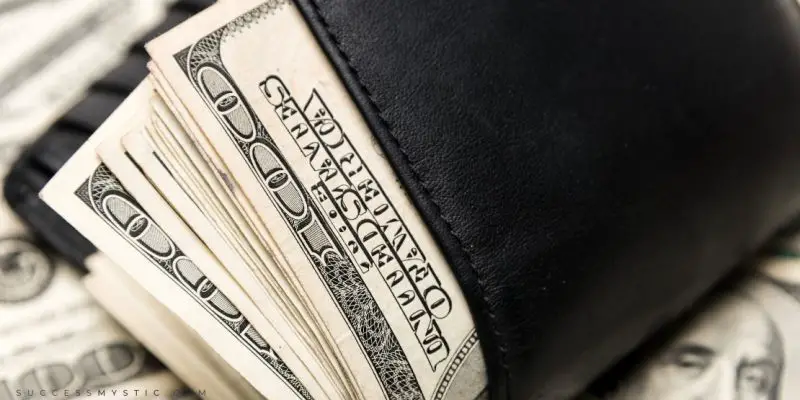 10 Secrets Wealthy People Live By